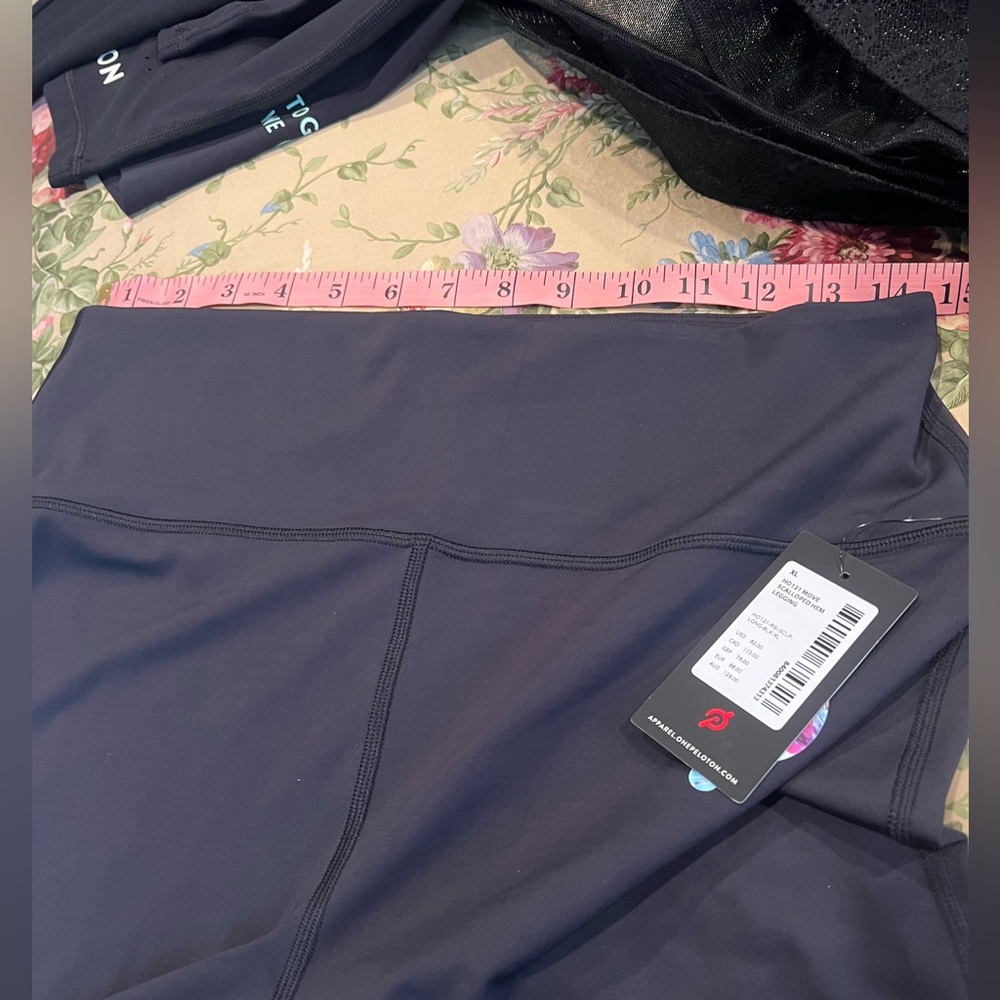 Peloton XL NWT Black leggings floral cut hem NWT Retail 90 host pick - Picture 14 of 17